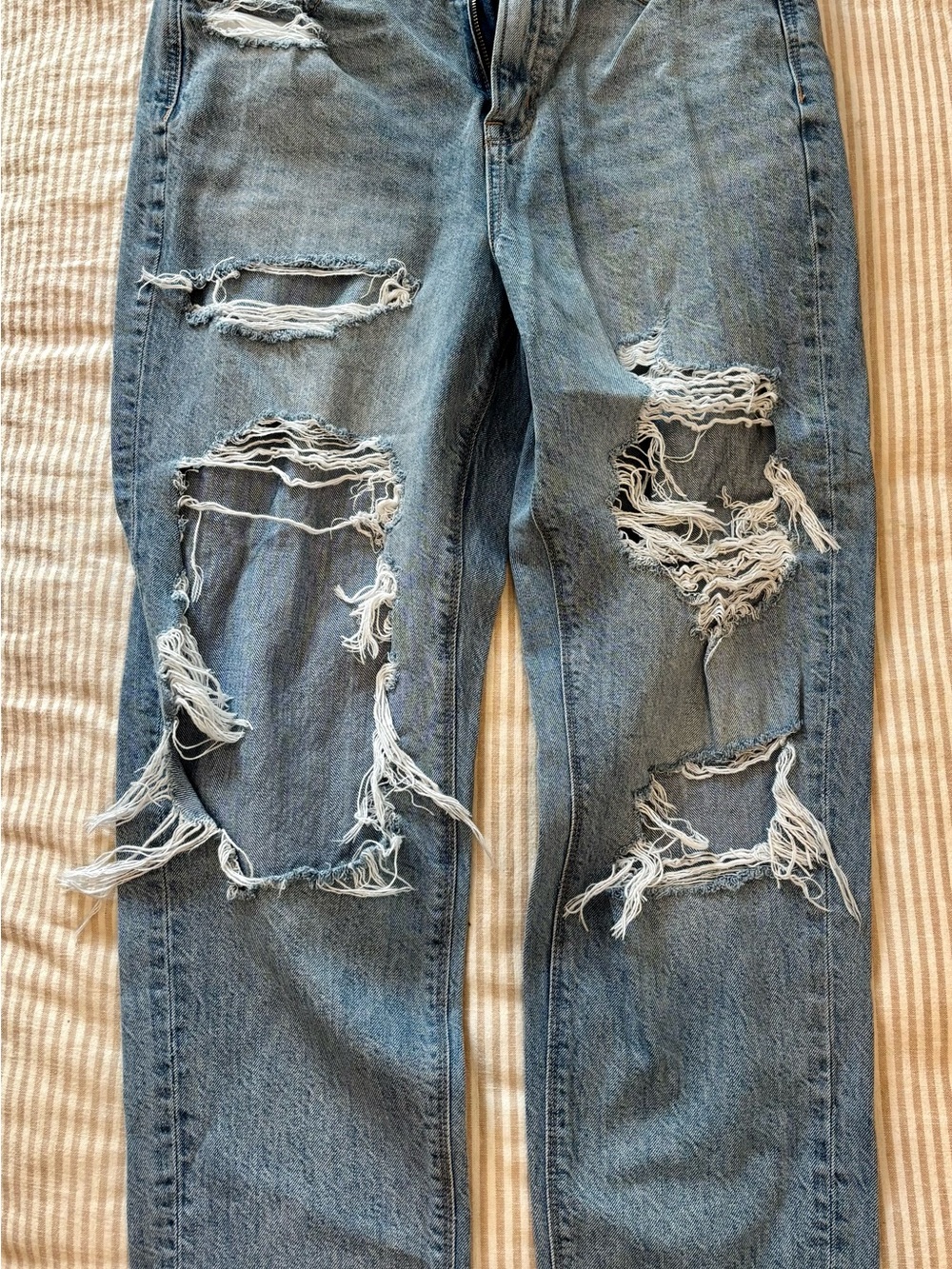 American Eagle Outfitters Women's Straight Leg Distressed Light Blue Jeans
